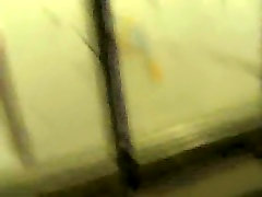金发女郎在窗口陷入剥离和清洗