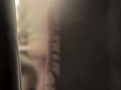 Sexy nude culo spiato attraverso le tende della finestra