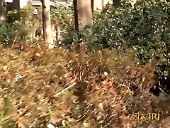 Japanische sharking video von einem niedlichen russian auntie and boy sitzen in einem park