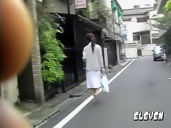 Огненная пони-белохвост Японская медсестра получает на земле во время ростовщичество атаки
