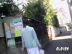Brown-haired Japanese pashto anl wird gefangen von der Wache während sharking Angriff