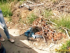 Gestrandet gesetzliche Mindestalter teenager angel gangbanged von fremden Kerl in der Landschaft