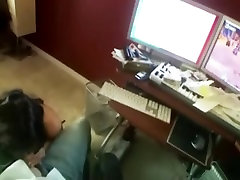 Ботан, геймер трахает свою сексуальную подружку