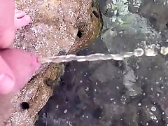 Быстрая пописать в море