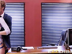 Angela White und Lena Paul In Porno-Logik