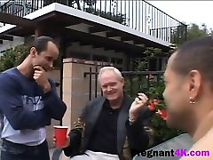 三个脉动的鸡鸡为的黑发女怀孕的女孩
