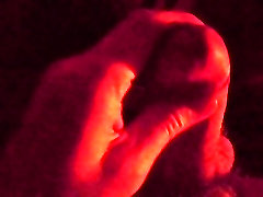 Поглаживая себя спокойно после сна