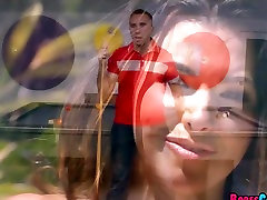 Брюнетка красотка имеет большой для одежды