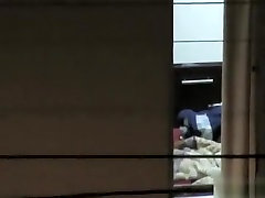 妇女通过窥探的窗口
