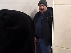 Гордо balançando пика не banheiro
