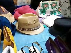 Большой грудастая леди подсмотрел в то время как продажа шляпы
