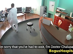 Amatoriale paziente pompato su documenti scrivania