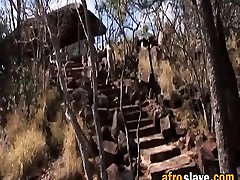 Африканский раб езда белый шланг на открытом воздухе