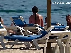 красивые девушки топлесс загорают на пляже