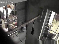 обнаженная утюг возле окна