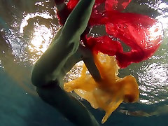 Pretty sister sharing bes vidio pealr head Nastya is stripping under the water