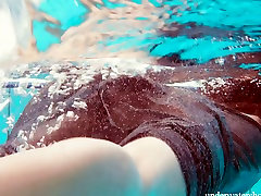соблазнительная плавательная малышка ната сильва показывает трюки под водой