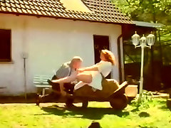 Die axtra small com Wirtin von der Alm
