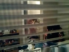 sexy paffuto catturato attraverso la finestra