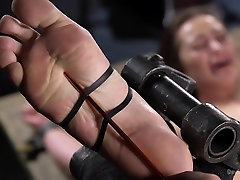 дани дэниелс и папы в игривое существо - devicebondage