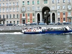 откуда ты знаешь девушку, с которой ты только что познакомился? ну,