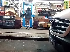 en collant sans jupe dans une epicerie