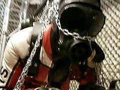 связали кожаный парень висит вокруг наслаждаясь электро