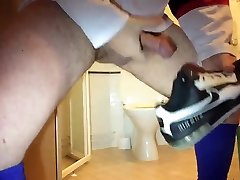 Batendo punheta e gozando no tÃªnis singapur masturbasi Max