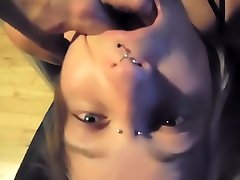 打耳光和冲我的女友的猫和奶