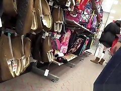женщина в узких джинсах брюки наклонившись