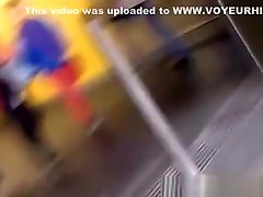 блондинка в узких джинсах брюки