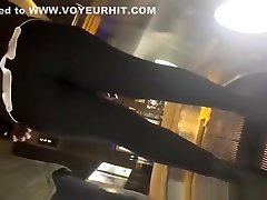 большая задница в обтягивающих черных штанах