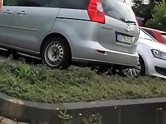 блондинка в узких штанах