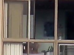 برهنه, جاسوسی از طریق warum liegt da stroh آپارتمان