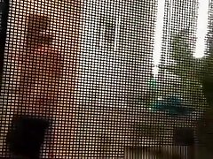 voyeur secrètement ses films milf voisin à travers la fenêtre