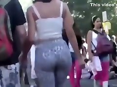 девушка в обтягивающих леопардовых брюках