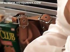 интригующая брюнетка и ее желательно декольте