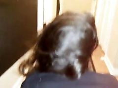 белая девушка принимает огромный черный член глубоко в ее задницу
