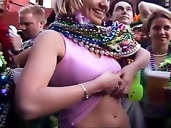 девушки в марди гра безумие сиськи