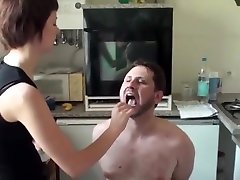 2 perverse oesterreicherinnen spucken in aschenbecher!