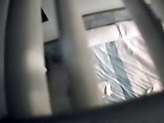 шпионаж за мастурбирующей женщиной через вентиляционное отверстие