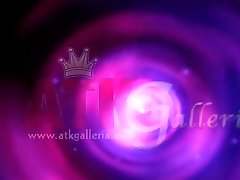 斯凯勒雪也能一个假阳具和使用振动器在她的阴蒂