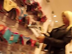köstliche argentinische schlampe blondie fesser wird abgeholt und gefickt in der umkleidekabine