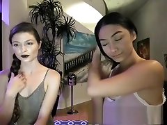 большие сиськи и маленькая киска