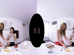 While seductive cougar mom Carol was preparing lunch, her