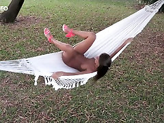 секс-голодная красотка мария ря играет с ее киску в little boy little grlse xxx