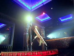 курение горячая блондинка стриптизерша красуется ее аппетитный бреа