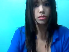 Выжимает молоко из ее темно-нип ттис