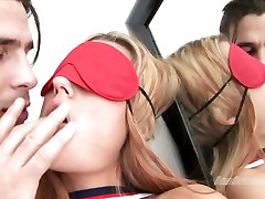 джинджер ли с завязанными глазами блондинка ласкают грубый парень