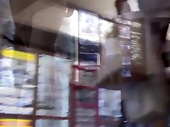 Mais que se cache t il sous la jupe de cette bourgeoise